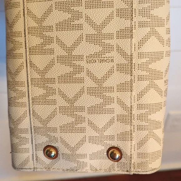 Large Michael Kors hand bag. - Picture 8 of 9